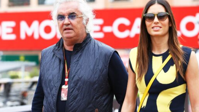 Flavio Briatore avvistato con Gregoraci al largo della Sardegna: lui le accarezza il viso.