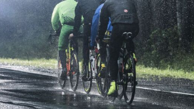 Gruppo di ciclisti durante un allenamento sotto la pioggia.
