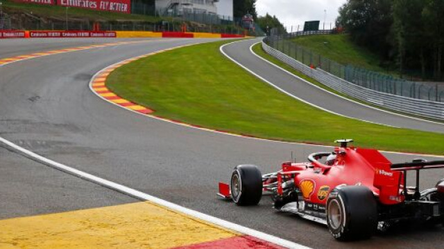 La Ferrari di Charles Leclerc all'attacco di Eau Rouge, una delle curve iconiche del mondiale di F1.