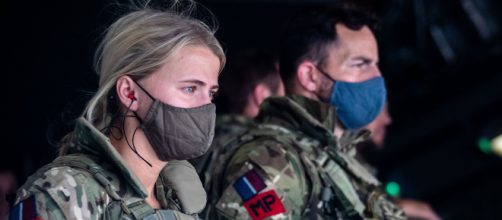 Afganist&aacute;n recibi&oacute; un doble ataque terrorista, adjudicado por ISIS, que dej&oacute; m&aacute;s de 70 muertos en el aeropuerto (Twitter/@10DowningStreet)