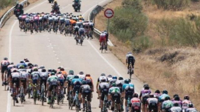 Il gruppo spezzato dal vento nella tredicesima tappa della Vuelta Espana.