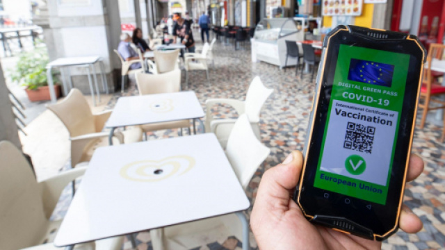 Milano, critiche nei confronti di un ristoratore che chiede il green pass.