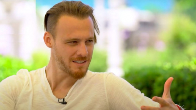 Sen &Ccedil;al Kapimi, Kerem B&uuml;rsin: 'Hande la amo cos&igrave; tanto, &egrave; una persona straordinaria'.