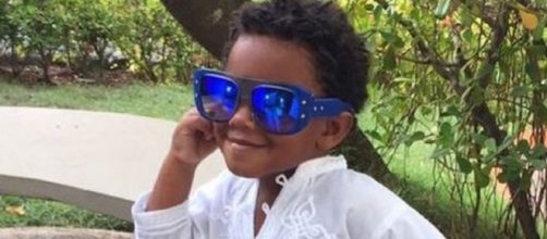 Roque, de 7 anos, posa com look arrasador (Foto: Reprodu&ccedil;&atilde;o/Instagram/@reginacase)