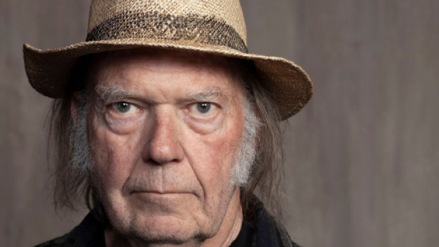 Neil Young: in un recente post ha attaccato i promoter dei concerti rei di diffondere il covid