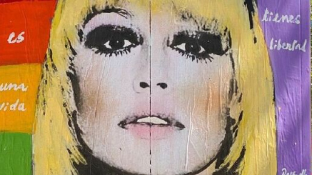 Raffaella Carr&agrave;, vandalizzato il murale a Barcellona con frasi omofobe.