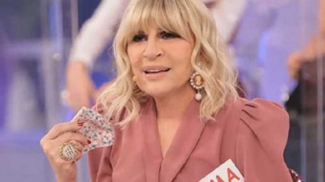 U&D, Gemma Galgani sfoggia un seno pi&ugrave; grande, critiche: 'Ridicola, ritocchi il cervello'.