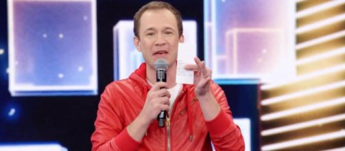 Tiago Leifert se despediu do 'Super Dan&ccedil;a dos Famosos' neste domingo (30) (Reprodu&ccedil;&atilde;o/TV Globo)
