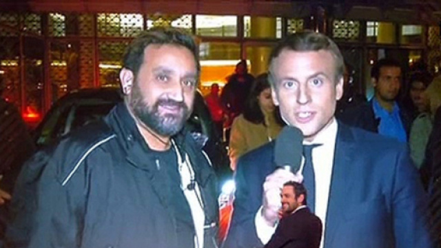 Emmanuel Macron grim&eacute; par Michel-Ange Flori et le pr&eacute;sentateur de TPMP Cyril Hanouna. Source : Capture d&rsquo;&eacute;cran C8.