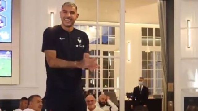 Le 'bizutage' pour les 4 nouveaux du groupe France (Source : FFF TV)