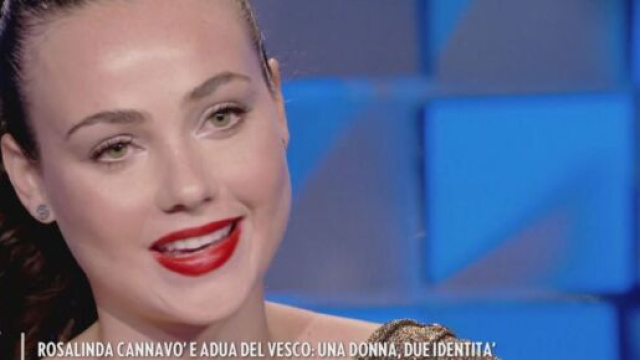 Rosalinda Cannav&ograve; confessa: 'Vorrei congelare gli ovuli'.