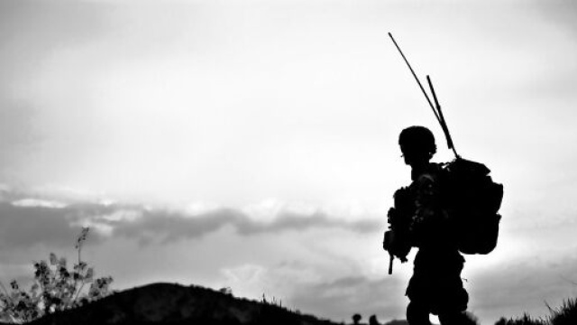Subito dopo il ritiro degli USA, i talebani occupano l'aeroporto di Kabul.