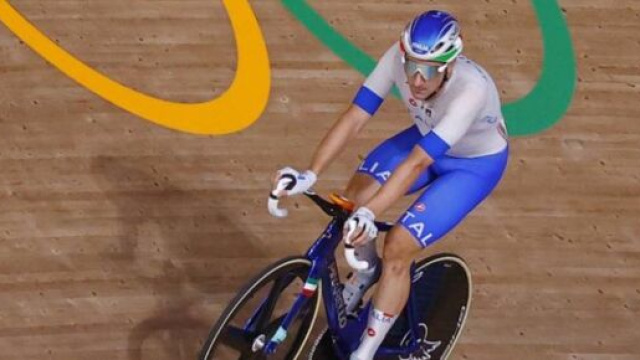 Elia Viviani impegnato a Tokyo 2020.