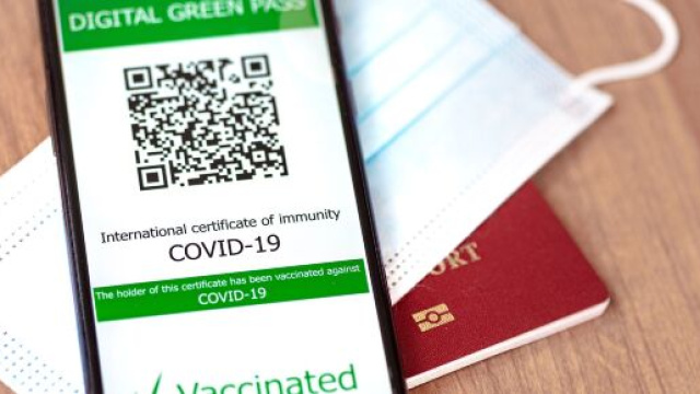 Green pass obbligatorio: senza niente accesso in luoghi al chiuso a rischio assembramento.