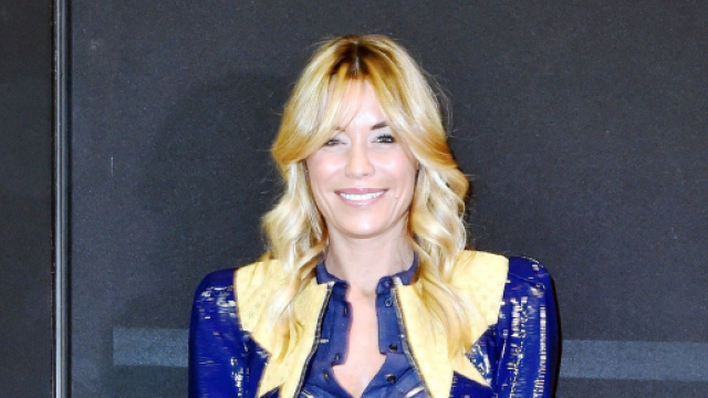 Tendenza taglio di capelli lunghi e la tonalit&agrave; coral blonde per l'autunno 2021.