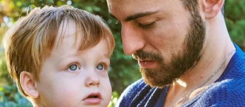 Thales Bretas posa com os filhos em capa de revista (Reprodu&ccedil;&atilde;o/Instagram/@thalesbretas)