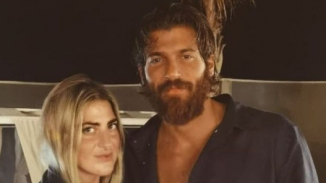 Can Yaman, Martina Stavolo pubblica un selfie con l'attore: 'Mamma lo porto a Natale, ok?'