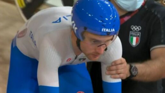 Simone Consonni alla partenza della madison delle Olimpiadi di Tokyo 2020