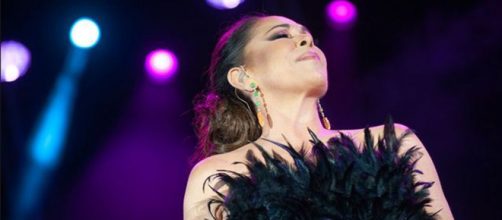 Isabel Pantoja, espl&eacute;ndida con un vestido negro con plumas en su primer recital en quince meses. (Instagram @tiopepefestival)