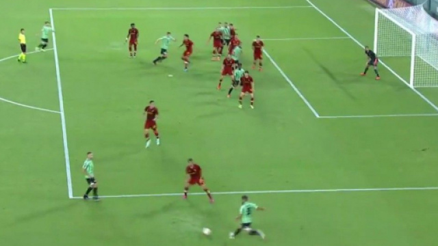 F&eacute;kir marque un sublime but contre la Roma, les fans doutent qu'il soit volontaire - Source : capture d'&eacute;cran, Twitter @InstantFoot