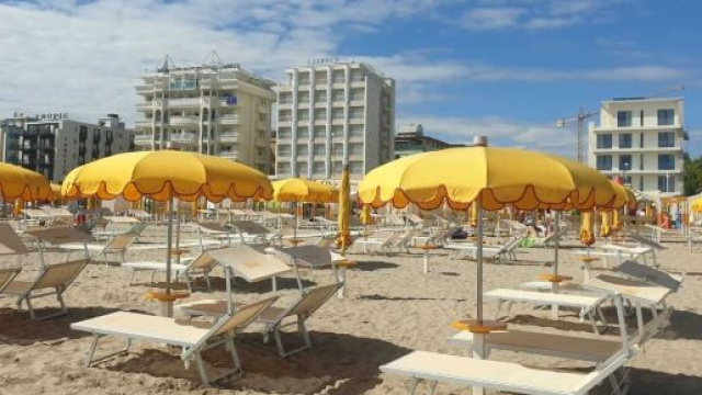 Riccione, 18enne precipita dal balcone di un hotel, i testimoni: 'Girava tanto hashish'.