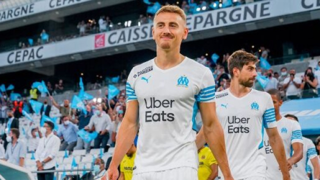 Valentin Rongier avec le maillot de l'OM (Source : Twitter officiel de Valentin Rongier)