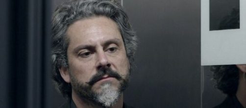 Z&eacute; faz descoberta em 'Imp&eacute;rio' (Reprodu&ccedil;&atilde;o/TV Globo)