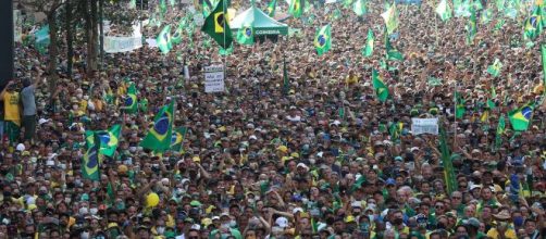 Manifestantes v&atilde;o &agrave;s ruas em atos pr&oacute; e contra governo (Isac N&oacute;brega/PR)
