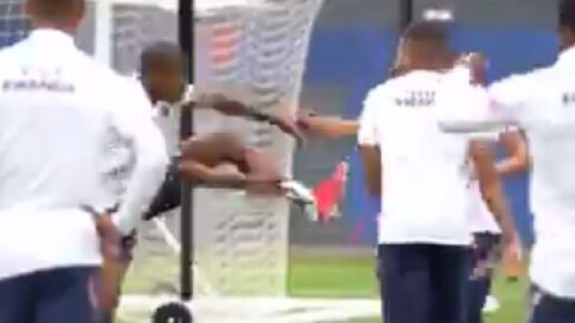 Hakimi chambre Kimpembe &agrave; l&rsquo;entra&icirc;nement, &ccedil;a part en bagarre (capture YouTube / PSG TV)