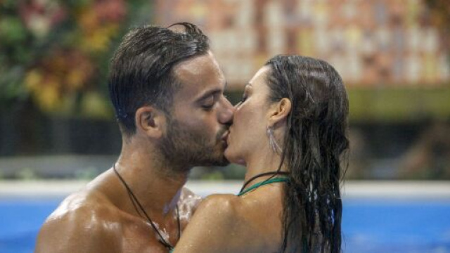 Il bacio tra Pierpaolo Pretelli ed Elisabetta Gregoraci
