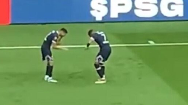 La c&eacute;l&eacute;bration Hakimi-Mbapp&eacute; r&eacute;gale les fans (capture YouTube)