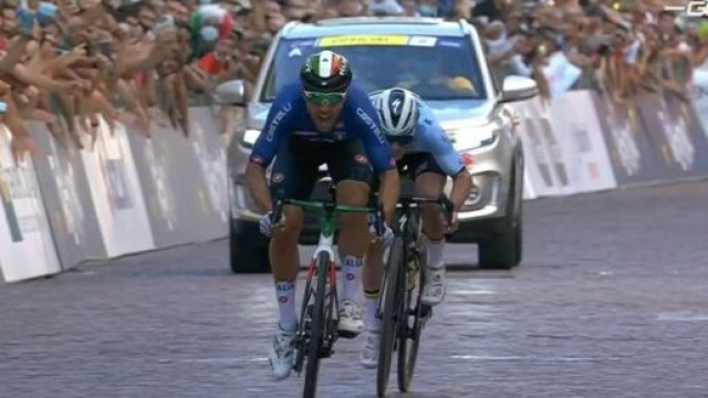 La volata tra Sonny Colbrelli e Remco Evenepoel.