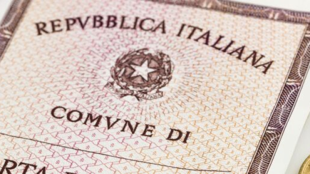 Macerata, nei guai impiegata comunale, faceva la 'cresta' nell'emissione della carta d'identit&agrave; elettronica.