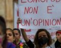 Lazio Pride, è di Daniela Tiezzi il volto diventato virale, la ragazza: 'Cerco l'autore'