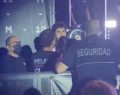 Melendi se encara con un vigilante de seguridad en pleno concierto para defender a una fan (Vídeo)