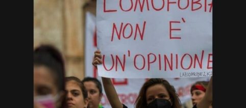 Lazio Pride, è di Daniela Tiezzi il volto diventato virale, la ragazza: 'Cerco l'autore'