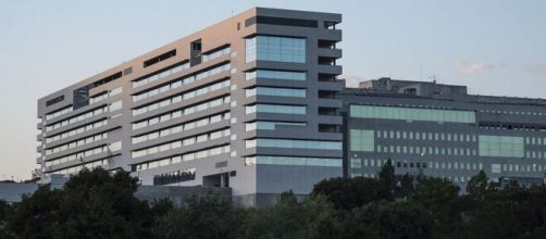 El Complejo Hospitalario Oruense, donde se encuentra la joven en estado cr&iacute;tico (Wikimedia Commons)