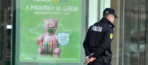 Fotograf&iacute;a de un agente de la Polic&iacute;a portuguesa (Flickr)