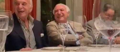 Michel Temer (centro) e Naji Nahas (esq.), anfitri&atilde;o do evento, d&atilde;o risada de imita&ccedil;&atilde;o (Reprodu&ccedil;&atilde;o/Redes Sociais)