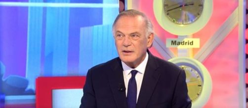 Un alfiler escondido ser&iacute;a la herramienta de Pedro Piqueras para hacer frente a la risa (Cuatro)