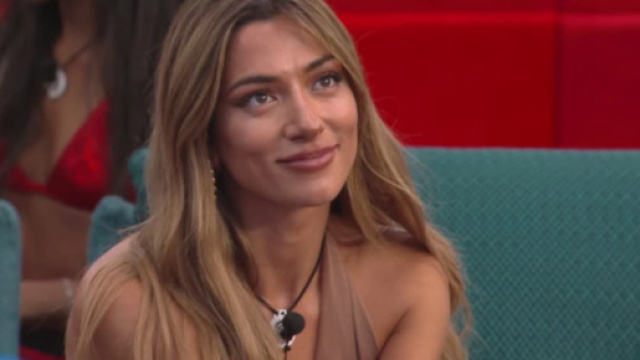 GF Vip, Soleil show all'esordio: lite con Raffaella e bugia sul lavoro da giornalista.