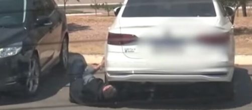 Sem saber que estava sendo filmado, detetive particular instala rastreador em carro de jornalista em Cuiab&aacute; (Reprodu&ccedil;&atilde;o/YouTube)