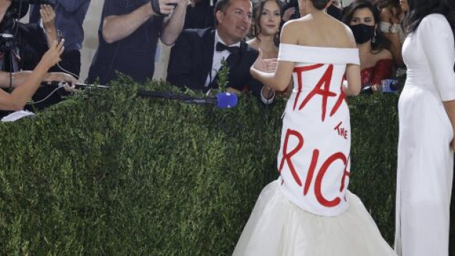 Alexandria Ocasio-Cortez al Met Gala 2021 con l'abito manifesto.