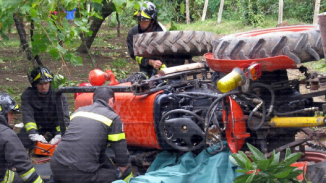 Calabria, 15enne muore schiacciato sotto un trattore. (foto di repertorio)