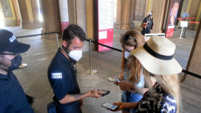 Friuli, addetta dell'aeroporto malmenata: aveva chiesto il Green pass a dei passeggeri.