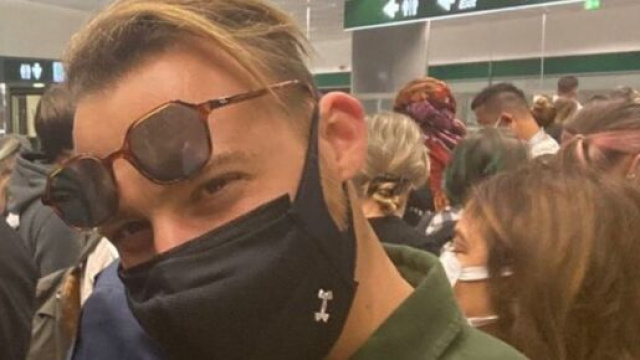Kerem B&uuml;rsin durante il suo arrivo all'aeroporto di Malpensa.