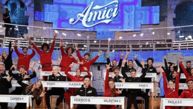 Amici 21, retroscena nuova edizione: due squadre e case differenti per 22 talenti.