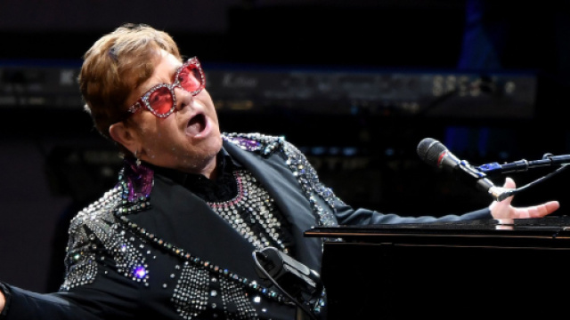 Elton John rinvia il tour a seguito di una brutta caduta.