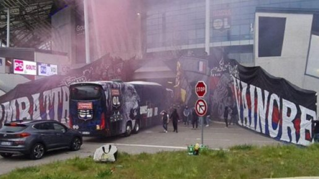 Le bus de l&rsquo;OL a &eacute;t&eacute; tagu&eacute; par des supporters des Rangers (capture YouTube)