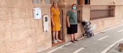 El carril bici que pasa por la puerta de la propiedad de la calle Islas de Dragoneras en Almer&iacute;a. (Captura de v&iacute;deo @GMS_Almeria)